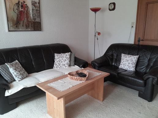Wohnzimmer mit Ledercouch